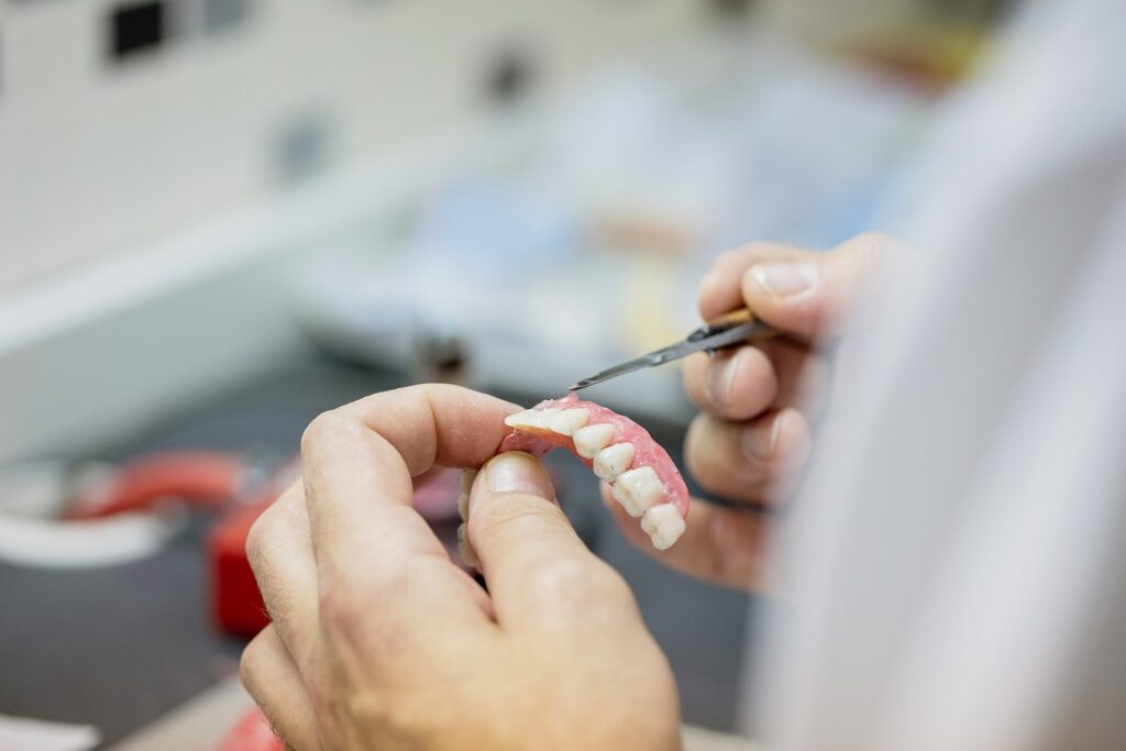 Conserto De Prótese Dentária em BH É Com A Clarident!